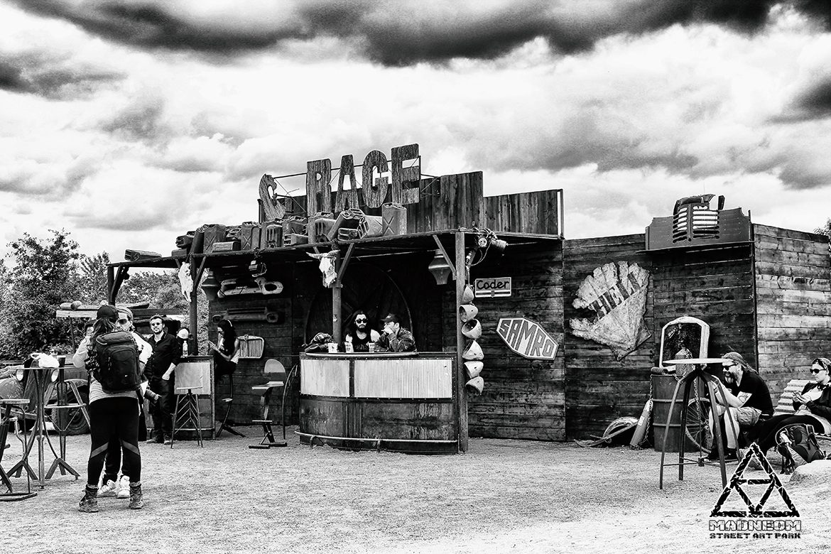 Madneom-Espace Vip Hellfest 2016- décor garage