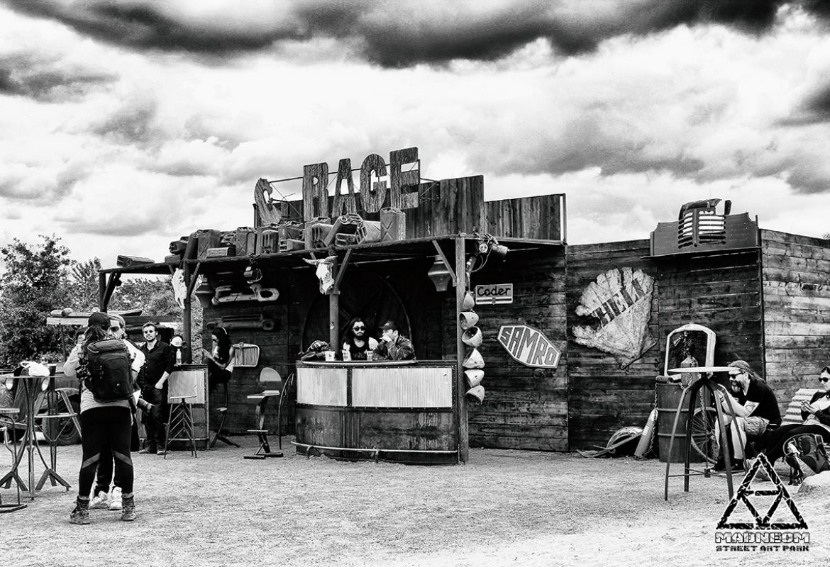 Madneom-Espace Vip Hellfest 2016- décor garage