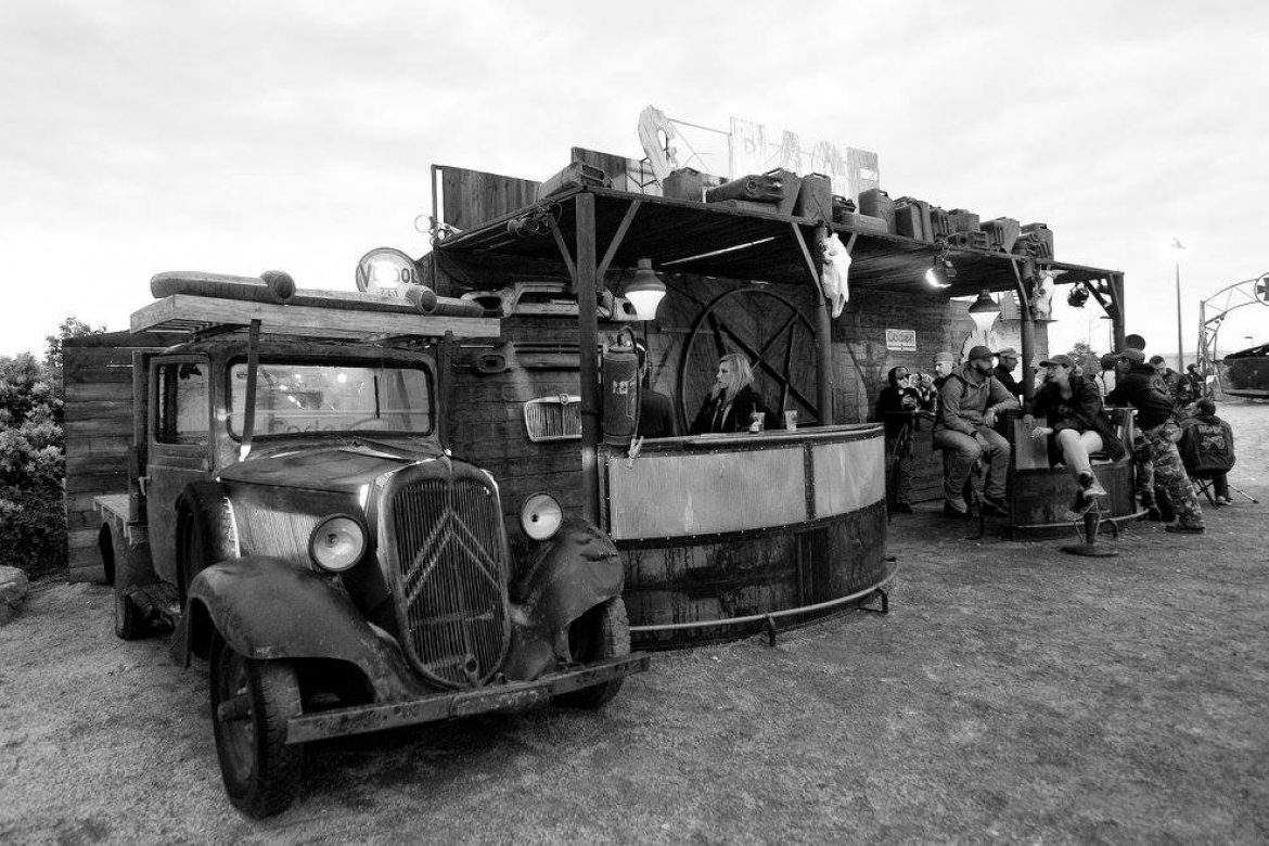 Madneom- espace vip hellfest 2016- decor garage