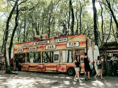 decor-bus-madneom-facade-bar-festival-de-la-motte-2016-copie