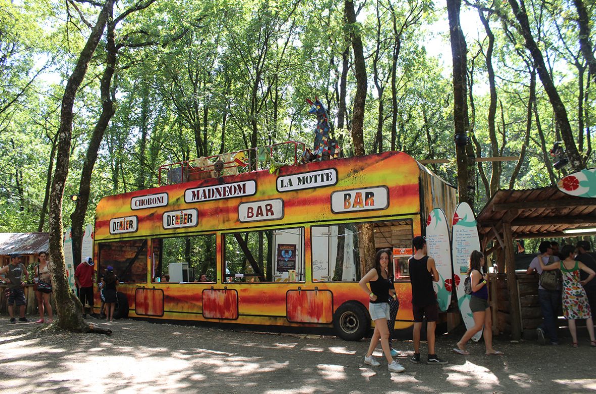 decor-bus-madneom-facade-bar-festival-de-la-motte-2016