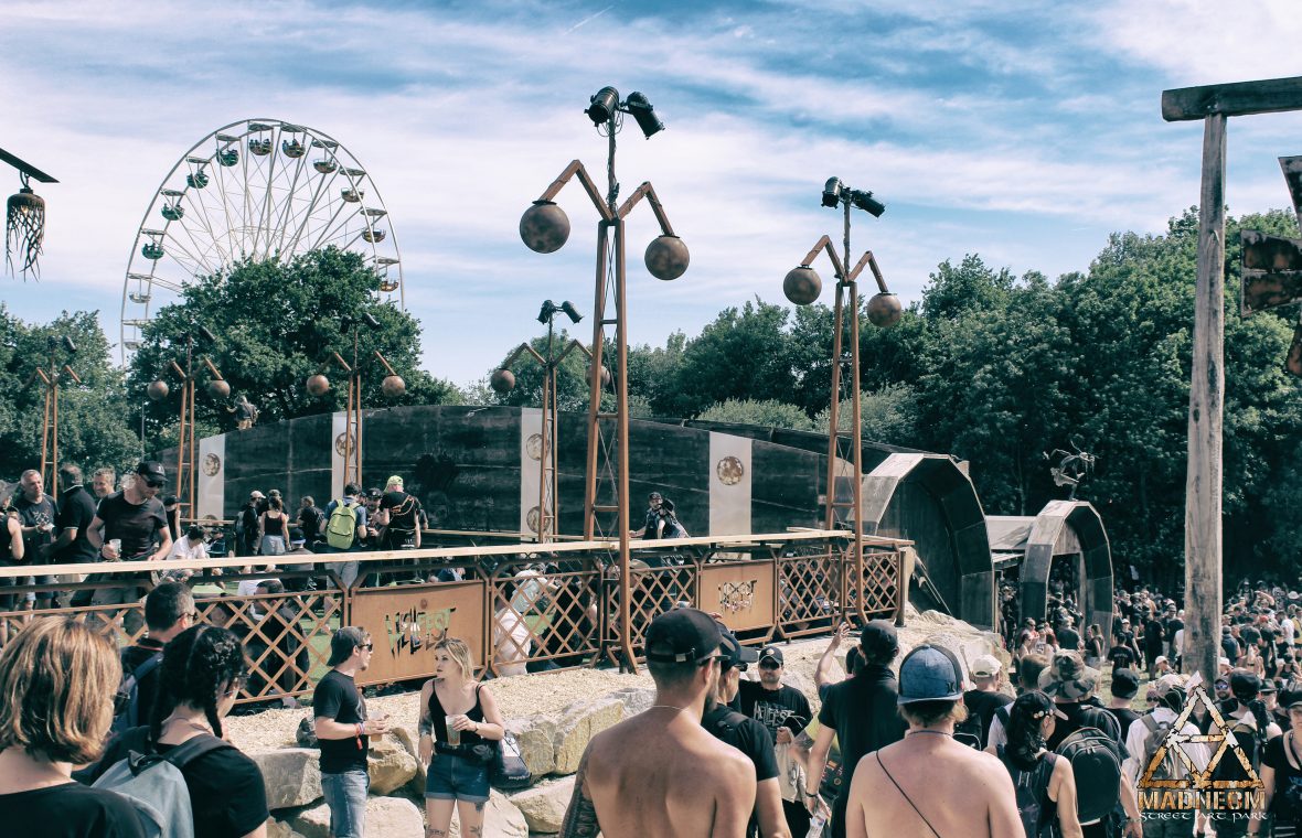 MADNEOM garde coprs lampadaire bar a muscadet hellfest 2018