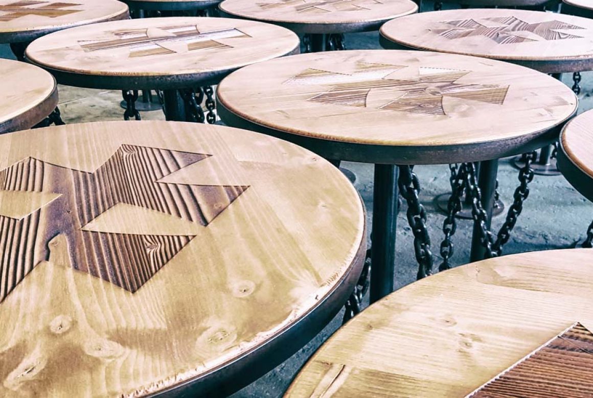 Guéridon Madneom Espace de restauration Hellfest 2019 plateau bois wood street